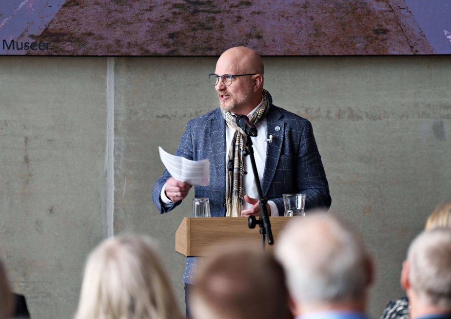 "Jeg synes godt, man kan udvise større respekt. Det er jo ikke et show," siger borgmester i Rebild Kommune, Jesper Greth (V), der ved kommunalvalget i 2021 søgte tilflugt i et kosteskab.