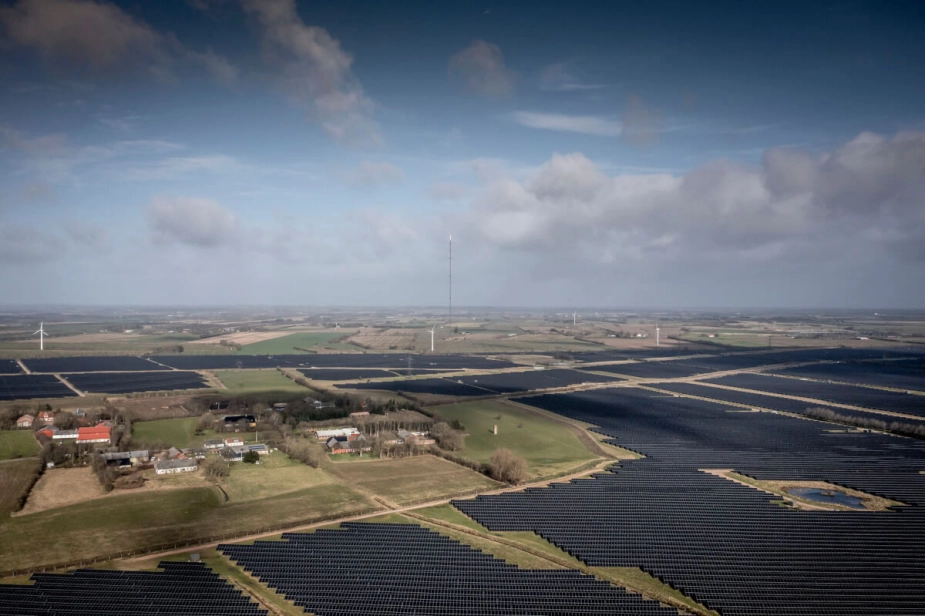 De politiske ambitioner om natur og grøn energi vil blive svære at indfri, da kommunerne har vanskeligt ved at finde egnede arealer, advarer KL. Der skal findes plads til stadig flere solcelleparker som denne i Sønderjylland de kommende år for at opfylde målet om en firdobling af den vedvarende energi på land.