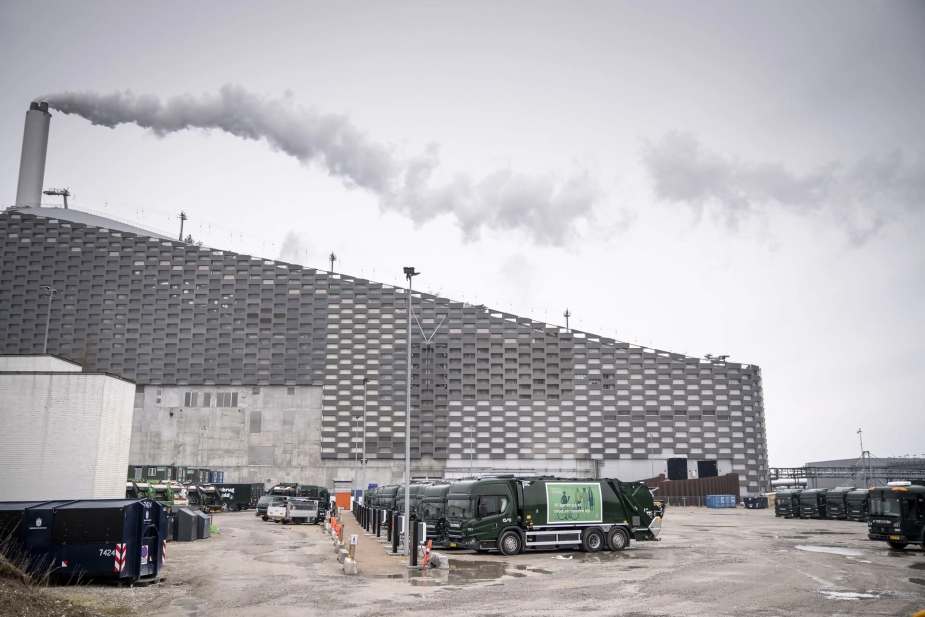 Der vil det kommende år blive brændt over 100.000 tons fra udlandet sekstra af i de danske forbrændingsanlæg - det er stik imod intentionen fra politikerne, men godt for miljøet og forsyningssikkerheden.