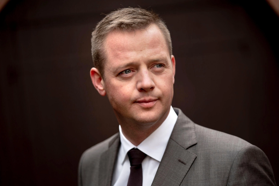 Transportminister Thomas Danielsen (V) er kaldt i samråd efter forslag har mødt stor kritik fra kommuner.