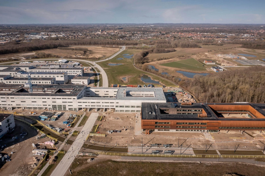 Byggeriet af det nye OUH i Odense er i gang. Oprindeligt var afleveringstidspunktet sat til efteråret 2023, men nu bliver det nok i 2026.