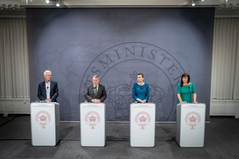 SVM-regeringen sammen med formanden for Sundhedsstrukturkommissionen Jesper Fisker, da de nedsatte kommissionen for over et år siden.