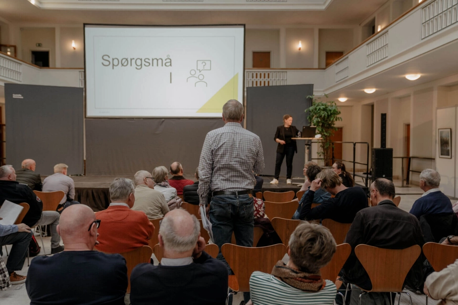 Dialog med borgerne om indsatser er en god vej for kommunerne. Her holder Gentofte Rådhus borgermøde om nye parkeringsregler.