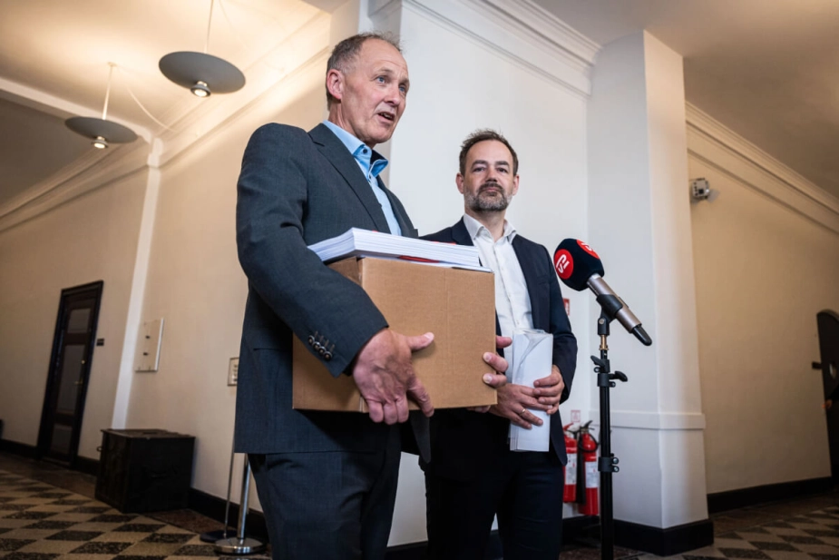 KL-formand Martin Damm (V) agerede mere en græsrodsaktivist end som en klassisk KL-formand, da han ankom til økonomiforhandlinger med en papkasse fyldt med statsligt bureaukrati, som belaster kommunerne. Dagens aftale viser, at Damm fik befolkningen med sig, skriver chefredaktør Arne Ullum i denne kommentar.