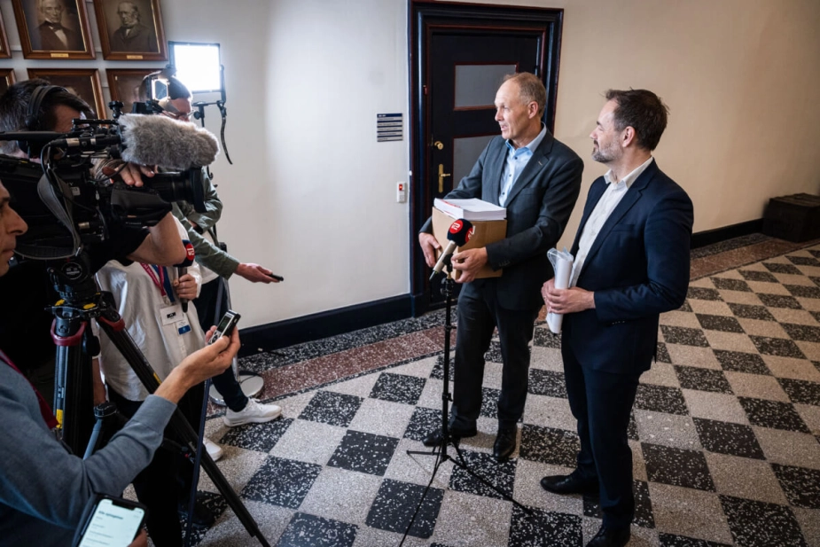KLs formand Martin Damm (V) og næstformand Jacob Bundsgaard (S) havde en stor kasse med forslag til statslig regelforenkling, der ville lette administrationen i kommunerne, da økonomiforhandlingerne for 2024 startede. Men regeringen er ikke kommet i mål endnu, så administrationen stiger i kommunerne.