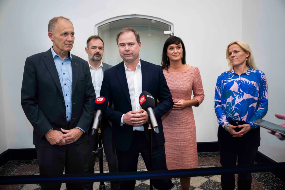 KL's formandskab med formand Martin Damm (V),(t.v. i billedet) i spidsen har i årevis advaret finansminister Nicolai Wammen (S), (i midten) om, at pengene til ældre og børn bliver fordelt på handicapområdet, hvis ikke der kommer penge til det specialiserede socialområde. Ældreområdet fik derfor ingen ekstra penge i 2023 sammenlignet med året før. KL har lavet lignende advarsel til økonomiaftalen for 2024, hvor billedet er fra med ældreminister Mette Kierkgaard (M) stående yderst til højre.