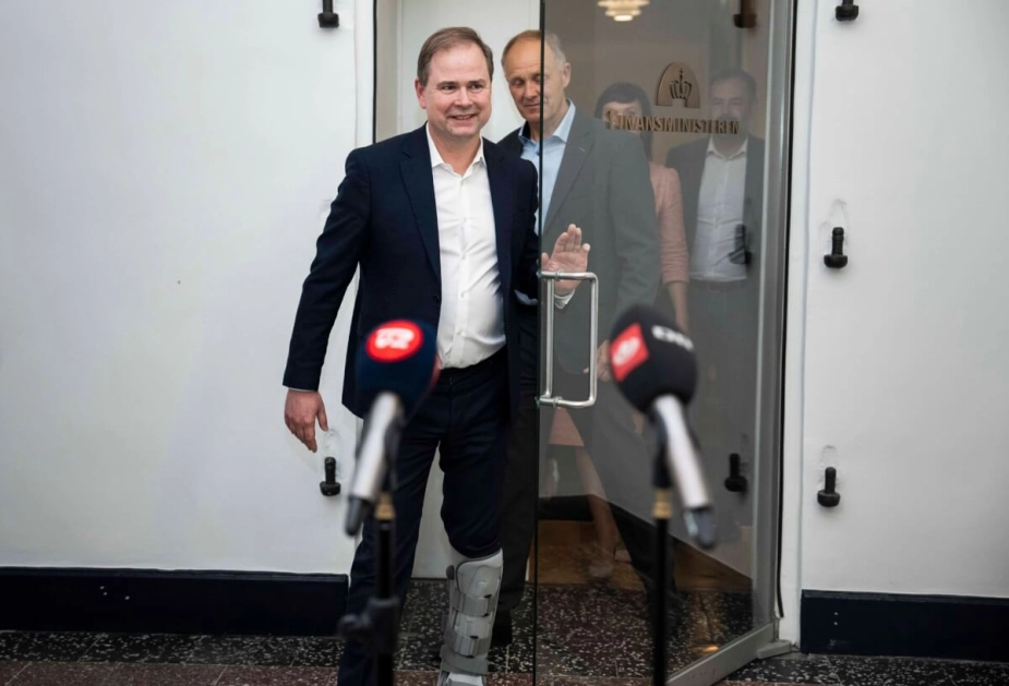 Finansminister Nicolai Wammen og KL-formand Martin Damm på vej ud til præsentation af økonomiaftalen for 2024.