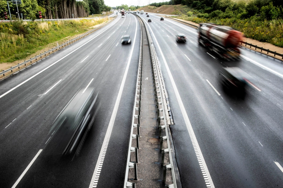 Støjen fra Egholm-motorvejen bliver sundhedsskadelig for beboere i nærtliggende boligområde. Genrefoto.