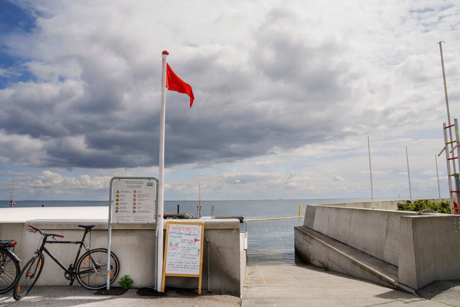 Rødt flag ved Skovshoved Havbad i juli 2023. Hen over pinsen måtte havbadet igen lukke på grund af bakterier i vandet. Gentofte Kommune oplyser, at der dagligt bliver taget prøver af badevandet. Skovshoved Havbad er åbnet igen i denne uge.
