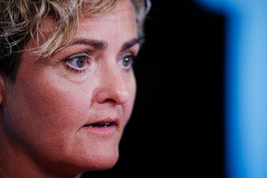 "Regeringen er forpligtet til at komme med en revision af magtanvendelsesreglerne i indeværende Folketingssamling. Det leverer vi nu på ved at sende lovforslaget i høring," siger minister Pernille Rosenkrantz-Theil