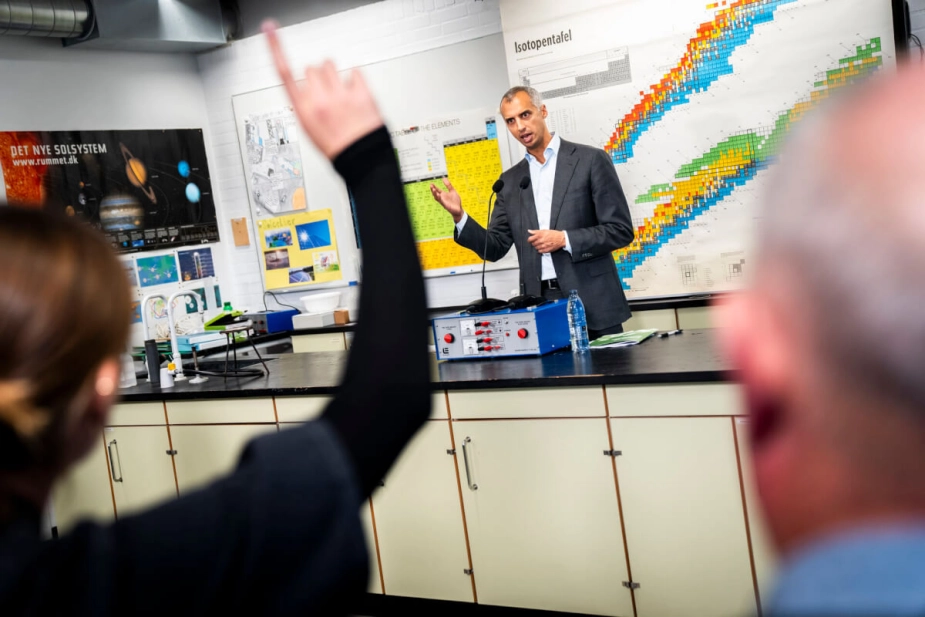 Børne- og undervisningsministeren holdt i oktober et pressemøde på en skole i Greve om regeringens folkeskoleudspil. Fjernelse af de over 4.200 bindende eller vejledende mål var et af hovedemnerne. "De er alle indført med de bedste intentioner. Men i skolens hverdag giver de ikke altid mening", siger Mattias Tesfaye.