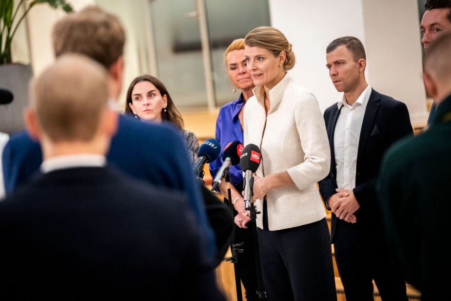 Beskæftigelsesminister Ane Halsboe-Jørgensen (S) ved et doorstep i Beskæftigelsesministeriet fredag den 13., hvor hun præsenterede justeringer i reglerne for arbejdspligt og kontanthjælp. Flere grupper – herunder børn født i udlandet og statsligt udsendte – undtages nu fra de skærpede krav.