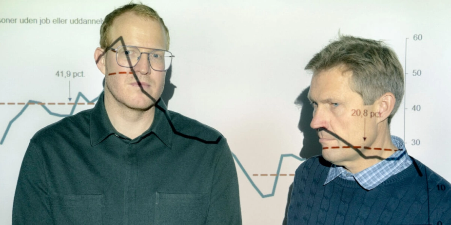 I oktober sidste år fremlagde formanden for ekspertgruppen, Claus Thustrup Kreiner (til højre), en rapport der undersøger virkningerne af den aktive jobindsats. Under samme event præsenterede Anders Bruun Jonassen fra Rockwool Fonden (til venstre) også en rapport om samme tema. Anders Bruun Jonassen ikke er medlem af ekspertgruppen.