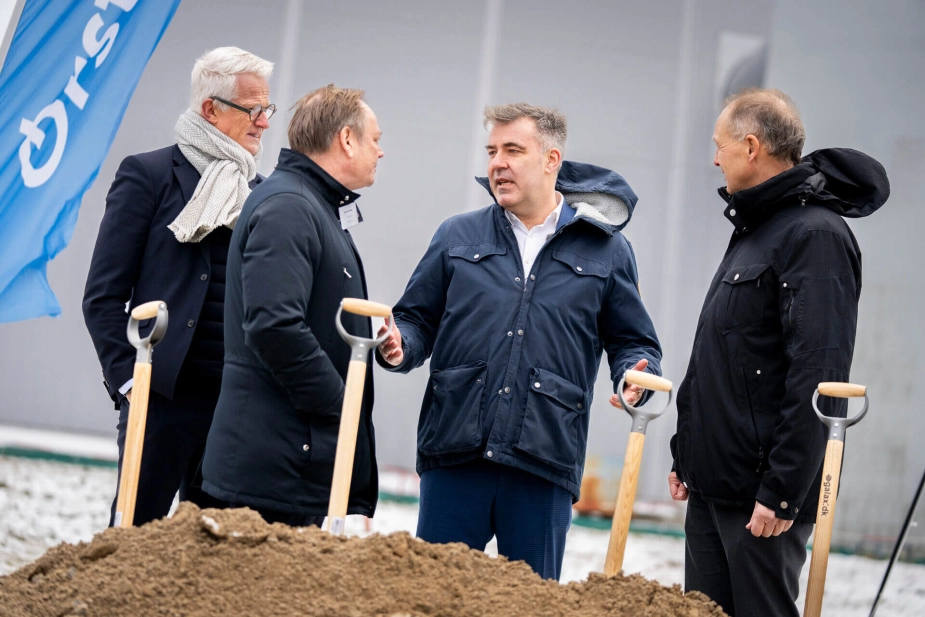 Første spadestik til CO2-fangst på dansk jord blev taget af blandt andre Lars Aagaard (M) i december 2023 på Asnæsværket i Kalundborg, efter at Ørsted vandt første udbudsrunde. Det igangværende udbud bliver uden Ørsted, der trak interessen undervejs.