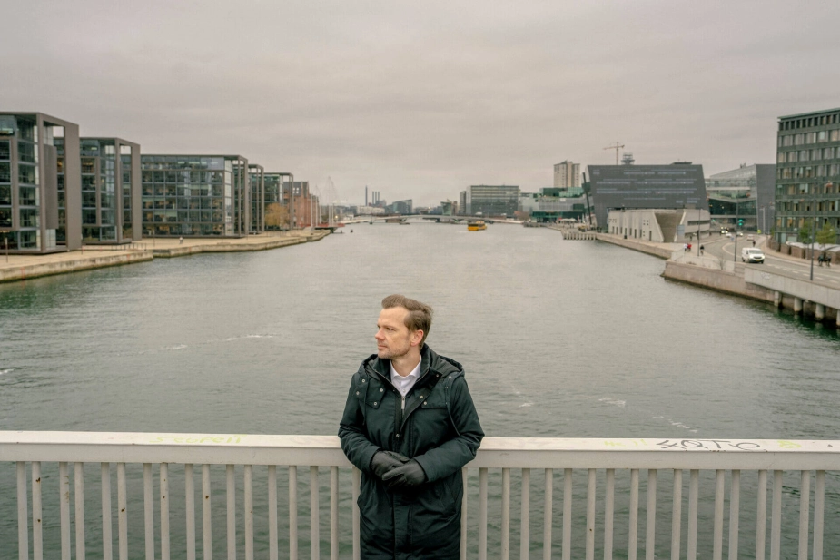Som påmindelse om sin opvækst på Amager vil Peter Hummelgaard (S) hænge et særligt skilt på sit kontor. "Den hovedstad, jeg er vokset op i, er stadig i dag præget af meget store uligheder. Det var ikke noget at skrive hjem om. Der var meget kriminalitet og store sociale problemer. Amager blev i folkemunde kaldt ‘lorteøen’ og vi børn blev kaldt ‘rotteunger’ og alt muligt andet," siger finansministeren i dette interview.