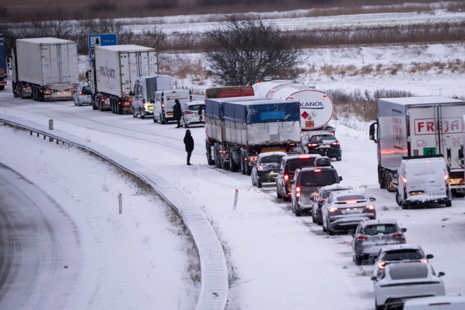 Sådan så der ud på E45 4. januar. Masser af bilister blev tvunget til at overnatte i deres biler, fordi de sad fast i en lang kø mellem Randers og Aarhus.