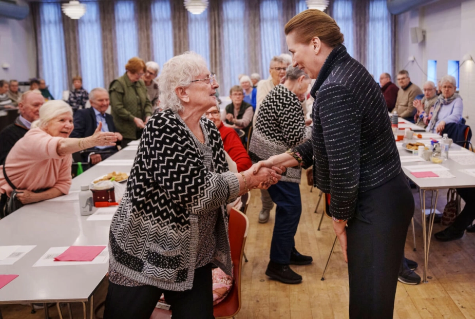 Selvom statsministeren Mette Frederiksen (S) har rejst land og rige rundt og besøgt de ældre, og der er kommet flere penge med i ny ældrereform, så vil kommuner med mange ældre over 75 år alligevel tabe penge. Det skyldes, at der afsættes færre penge til de ældre i det aldersbestemte udgiftsbehov i udligningssystemet.