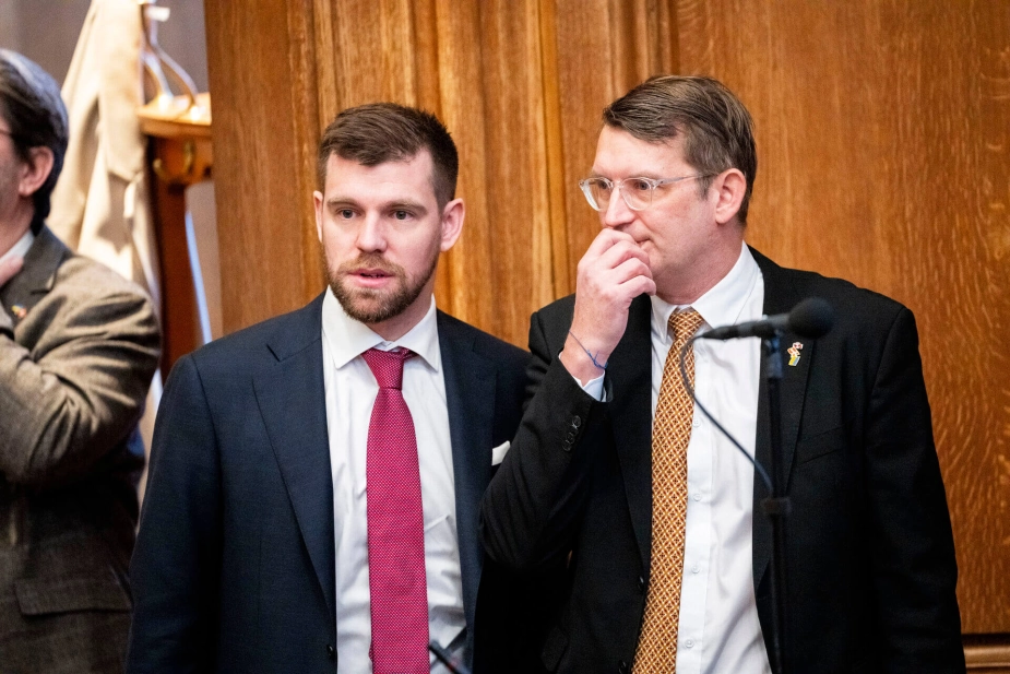 By-, land- og kirkeminister Morten Dahlin (V), tv. sammen med forsvarsminister Troels Lund Poulsen (V). Det er ikke planen, at regeringen kompenserer alle kommuner, som investerer i den grønne omstilling, oplyser ministeriet til NB-Økonomi. Det er kun de kommuner, som afsætter mest areal, der skal støttes.