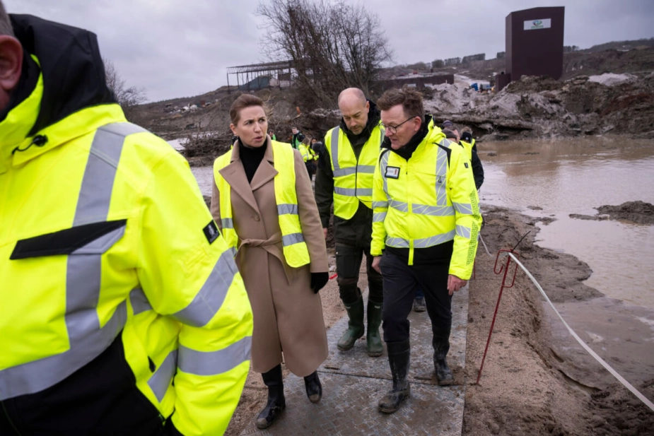 Statsminister Mette Frederiksen (S) og miljøminister Magnus Heunicke (S) besøgte sammen Nordic Waste ved Ølst syd for Randers. Her ses statsministeren i samtale med kommunaldirektør Jesper Kaas Schmidt under rundturen på arealet, hvor Randers Kommune i fem uger har arbejdet på at begrænse skaderne og hindre en forurening af Alling Å.