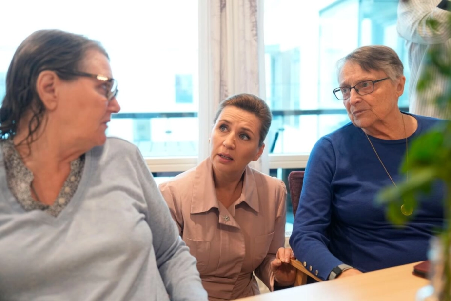 Op til lanceringen af regeringens ældrereform besøgte Mette Frederiksen flere plejehjem. Her ses hun under et andet besøg i Kolding.