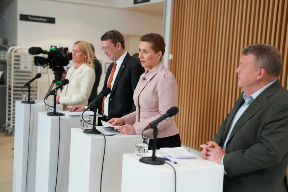 Ældreminister Mette Kierkgaard (M), forsvarsminister Troels Lund Poulsen (V), statsminister Mette Frederiksen (S) og udenrigsminister Lars Løkke Rasmussen (M) ved præsentationen af regeringens ældreudspil.