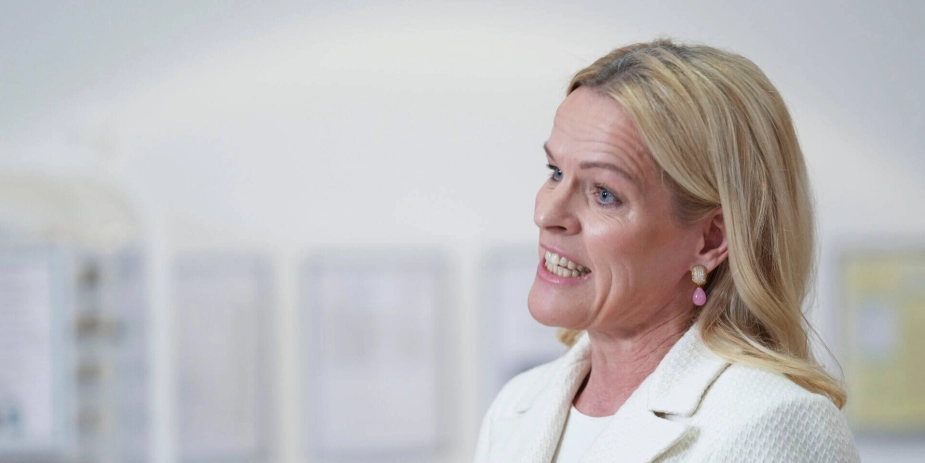 Ældreminister Mette Kierkgaard (M) kan godt forstå kommunernes tøven over for lokalplejehjem, selv om det er Moderaternes mærkesag.