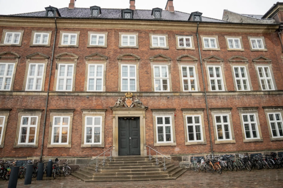 Det helt afgørende balancetilskud forhandles på lukkende møder her i Finansministeriet. Folketingets finansudvalg bør kræve indsigt i de bagvedliggende reguleringer.
