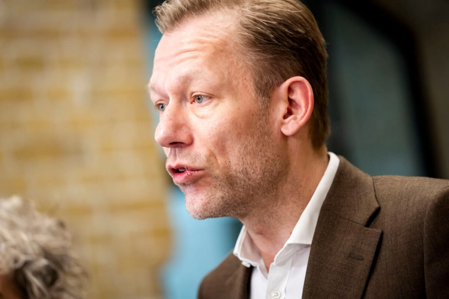 Borgerne skal have lige adgang til samme høje kvalitet uanset, hvor de møder sundhedsvæsenet. Det gælder også de ofte sårbare borgere, der bor på botilbud," siger Heino Knudsen fra Danske Regioner.