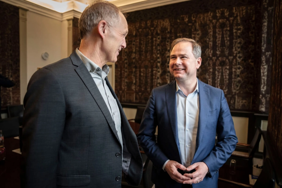 KL-formanden Martin Damm (V) har sammen med finansminister Nicolai Wammen (S) færdiggjort første udspil om afbureaukratisering som led i det flerårige samarbejde om at nedbringe administrationen i kommunerne.