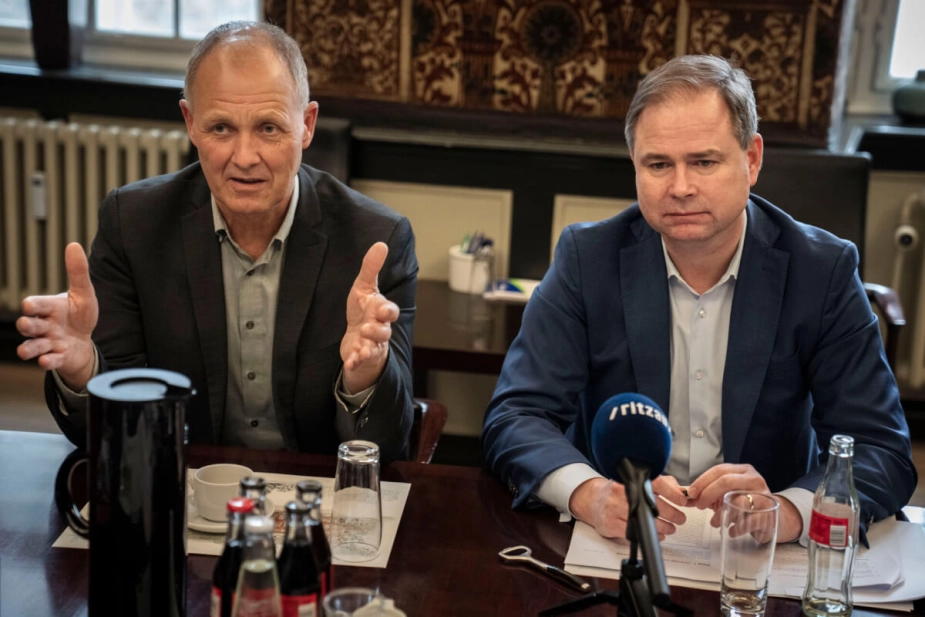 Martin Damm (V, t.v.), KL-formand, frygter, at finansminister Nicolai Wammen (S) og KL's samarbejde om afbureaukratisering bliver sandet til i måden, som Christiansborg lander aftaler, hvor enhver imødekommelse af forhandlingspartierne altid er krav om mere bureaukrati frem for krav om at fjerne konkrete regler og love.
