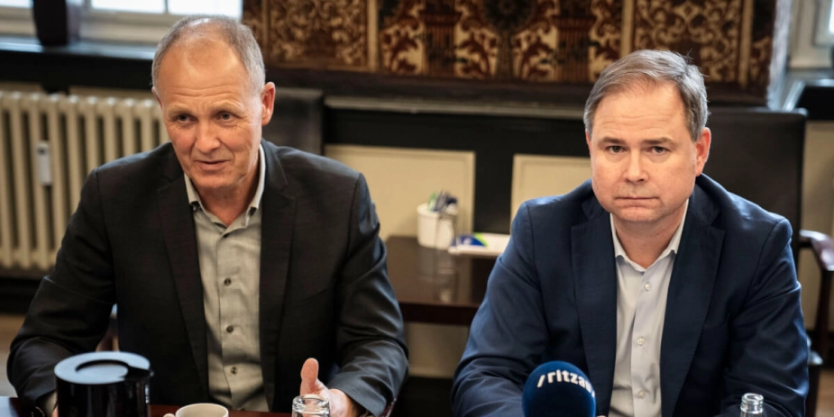 - Når de sidder i forhandlingsforløb er tilliden til at fjerne bureaukratiet ikke særlig stor. Faktisk sidder man og efterspørger en masse bindinger og kontrol i ny lovgivning, siger Martin Damm (V) (tv), der er formand for KL.