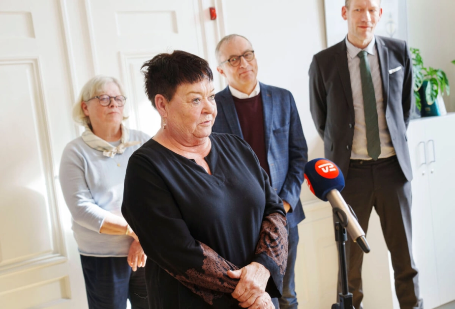 Mona Striib (forrest) og Michael Ziegler ser forskelligt på sammenkædning, der begrænser sandsynligheden for, at medarbejdergrupper stemmer overenskomstaftaler ned. Midt i april finder de ud af, om OK24 falder i lønmodtagernes smag. Her ses de ved tirsdagens præsentation af mæglingsforslaget i Forligsinstitutionen.
