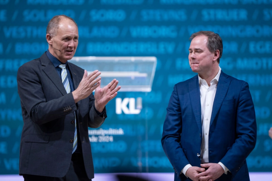 KL's formand Martin Damm lægger pres på finansminister Nicolai Wammen (S) for at han skal dække kommunernes stigende udgifter til det specialiserede socialområde, indtil forslagene fra den såkaldte Tranæsrapport får fuldt effekt. Ellers vil kommunene være tvunge til at bruge milliard fra ældrereformen til socialområdet.