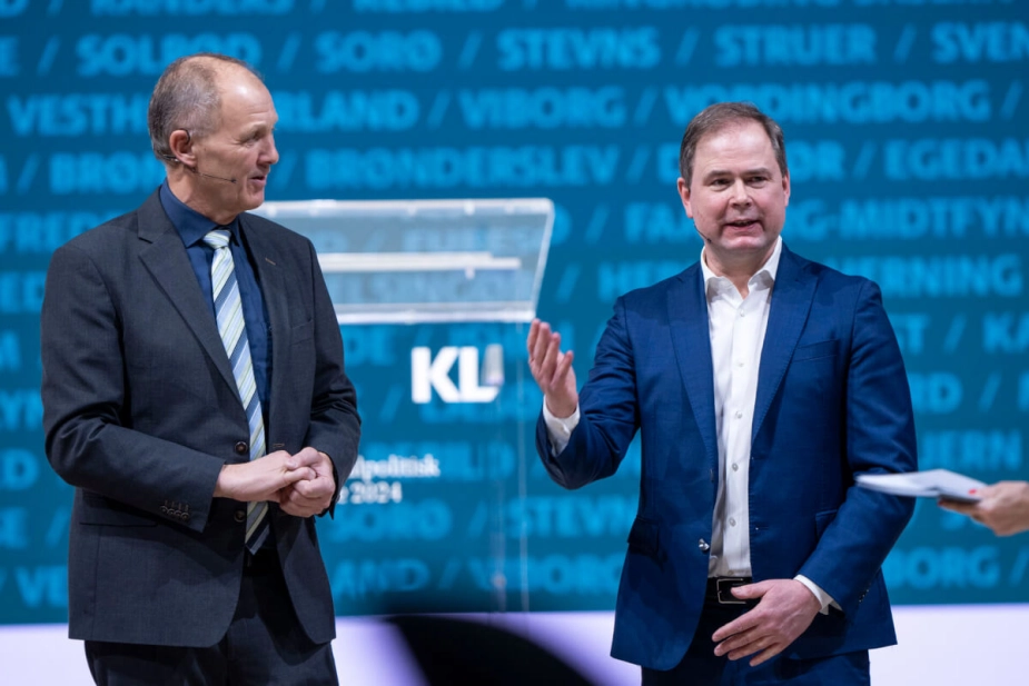 KL-formand Martin Damm (V) og finansminister Nicolai Wammen (S) til KLs topmøde i marts 2024. Her varslede Wammen, at staten også skulle tage sin egen medicin, når det kom til mindre administration.