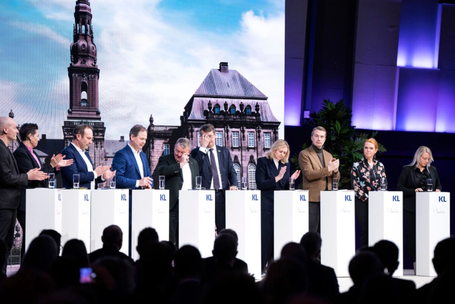 Samtlige partier undtagen Alternativt deltog i partilederdebatten til KLs Kommunalpolitiske topmøde i Aalborg torsdag eftermiddag. Socialdemokratiet havde dog sendt finansminister Nicolai Wammen og Liberal Alliance deres politiske ordfører Sólbjørg Jakobsen.
