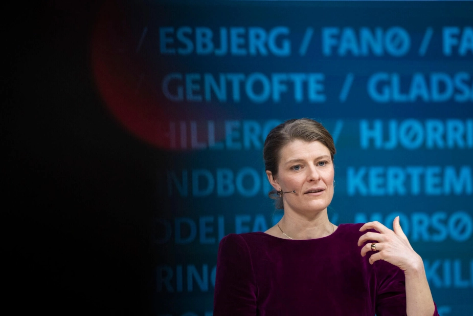 "Jeg har lyttet. Og jeg er blevet klogere," lyder det fra beskæftigelsesminister Ane Halsboe-Jørgensen (S). Adopterede skal alligevel ikke omfattes af en arbejdspligt, hvor visse arbejdsløse skal i aktivering 37 timer om ugen.