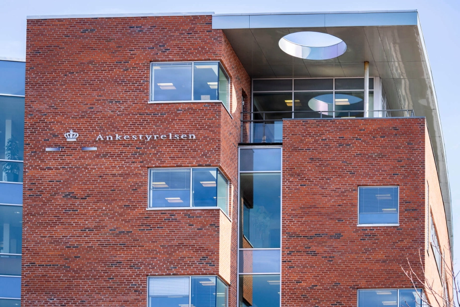 Hvor kommunerne skal forholde sig meget til økonomi og de økonomiske ressourcer, er det ikke noget, Ankestyrelsen skal forholde sig til.