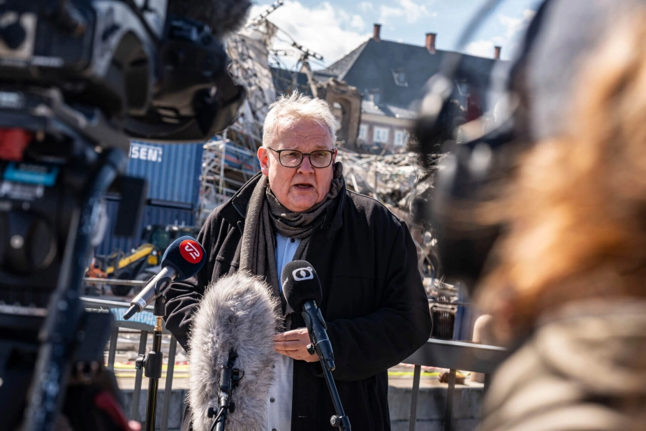Steen Christiansen kalder det "skuffende" og siger, at "det er de allersvageste på arbejdsmarkedet, som skal betale en pris for det her". Han udtaler sig på vegne af alle landets kommuner, efter at der er truffet beslutning om det i KL's bestyrelse.