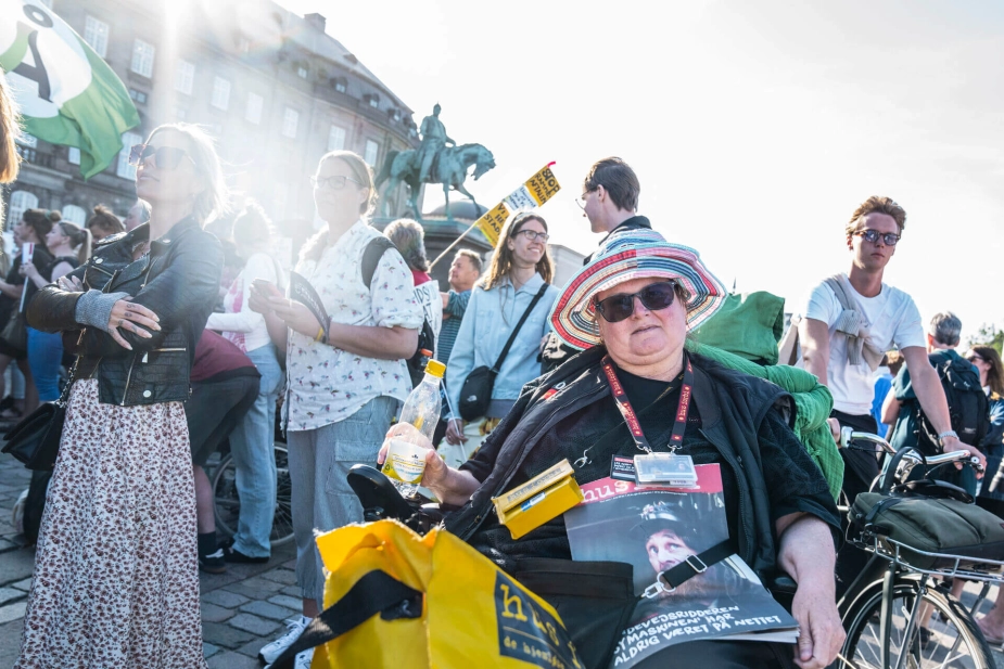 Undskyld vi er her - handicappede demonstrerer for bedre vilkår, på Christiansborg Slotsplads i København, onsdag den 22. maj 2024.