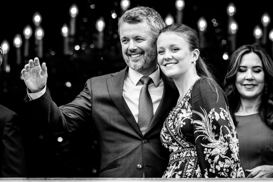 Sådan så det ud, da Kong Frederik X fyldte 56 år sidste år og sammen med prinsesse Isabella vinkede fra balkonen på Amalienborg.