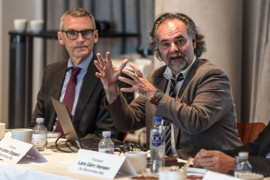 Overvismand og formand i De Økonomiske Råd Carl-Johan Dalgaard (t.h.) sammen med Niels Lynggård Hansen, der er direktør for De Økonomiske Råds Sekretariat til pressemødet tirsdag.