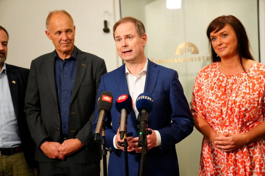 KL-formand Martin Damm, finansminister Nicolai Wammen og indenrigs- og sundhedsminister Sophie Løhde ved præsentationen af aftalen for kommunernes økonomi i 2025.