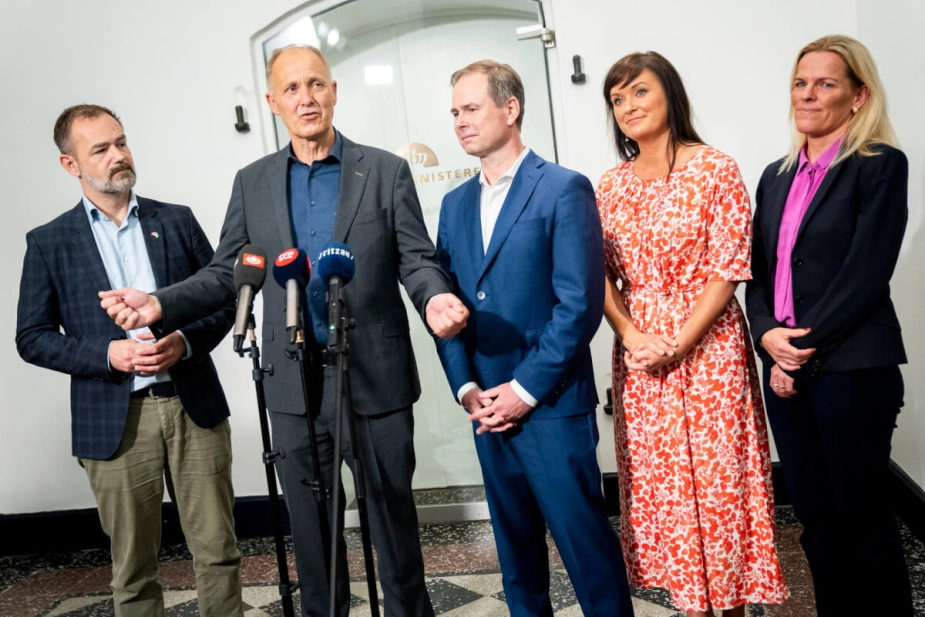 KLs næstenformand Jacob Bundsgaard (S) og formand Martin Damm (V) til venstre i billedet sammen med finansminister Nicolai Wammen (S), indenrigs- og sundhedsminister Sophie Løhde (V) og ældreminister Mette Kierkgaard (M) til præsentation af økonomiaftalen for 2025 til formiddag.