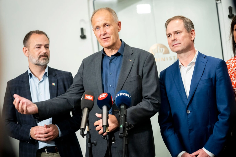Finansminister Nicolai Wammen (S) stod skulder ved skulder med KLs formand Martin Damm (V) og næstformand Jacob Bundsgaard (S), da de præsenterede økonomiaftalen for 2025, hvor samarbejdet om regelforenkling skal intensiveres. Et høringssvar fra KL afslører dog, at det kan blive svært for regeringen at holde administrationen nede.