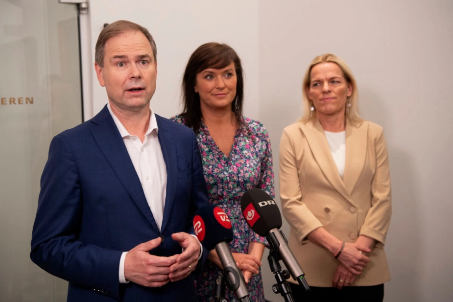 Finansminister Nicolai Wammen (S) og ældreminister Mette Kierkgaard (M, t.h.) havde svært ved at blive konkrete på, hvordan man stopper stigningen i den statslige administration, og hvordan man konkret arbejder på det i et interview med NB-Økonomi, da økonomiaftalen for 2025 for regionerne blev præsenteret lørdag.