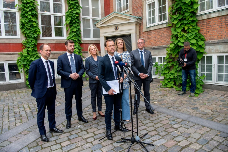 Regeringen har mandag holdt møde med alle Folketingets partier om afsløringerne i dokumentaren 'Den sorte svane'