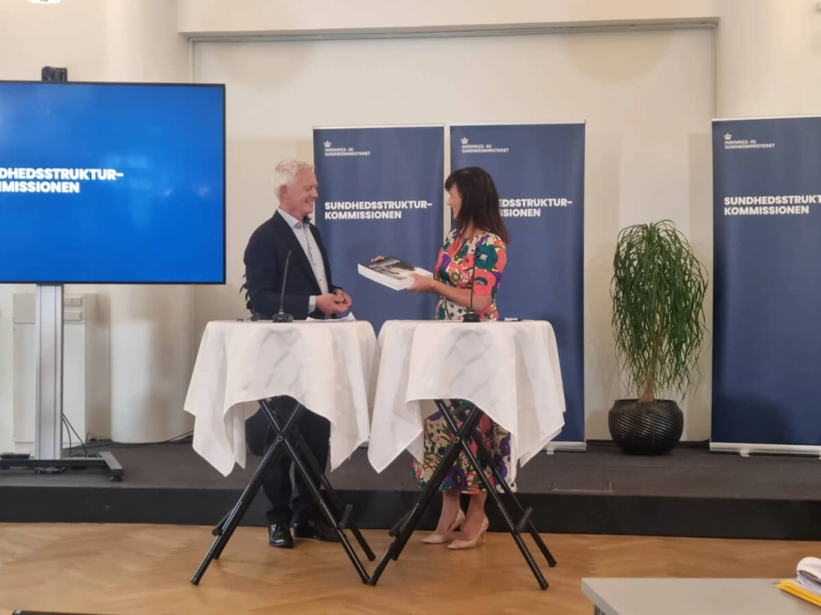 Indenrigs- og sundhedsminister Sophie Løhde (V) modtager Sundhedsstrukturkommissionens anbefalinger fra kommissionsformand Jesper Fisker til pressemøde på Holbæk Sygehus tirsdag.
