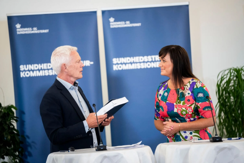 Formanden for Sundhedsstrukturkommissionen Jesper Fisker præsenterede anbefalingerne sammen med indenrigs- og sundhedsminister Sophie Løhde (V) på et pressemøde i Holbæk for en uge siden (11. juni).