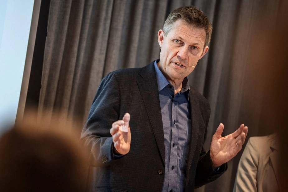 Det har været et bevidst valg for Claus Thustrup Kreiner at holde lav profil, siden ekspertgruppen afleverede den mere end 200 sider lange rapport sidst i juni. Men nu er han klar til at svare på den kritik, som har fulgt med anbefalingerne.