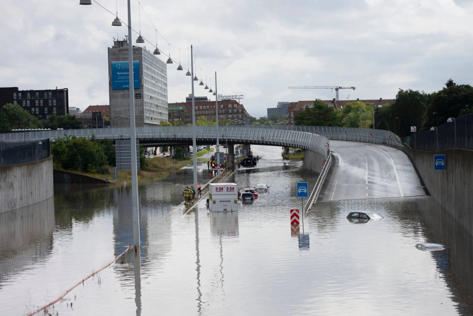 Dele af København blev 4. august 2024 ramt af et firdobbelt skybrud, som forvoldte oversvømmelser her på Lyngbyvejen, som i de kommende år skal sikres bedre mod skybrud.